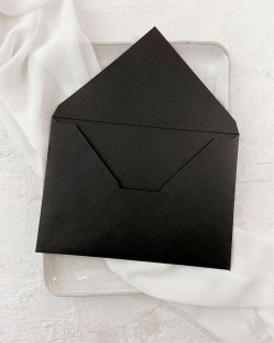 Envelope preto para convites de casamento