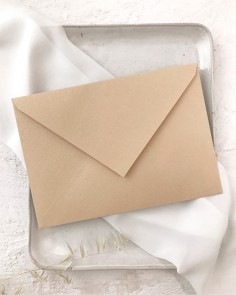 Envelope bege para convites...